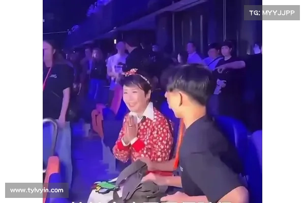 吉迪赛前与雷霆球迷亲切互动赠签名展现真挚情感与球队凝聚力 吉迪赛前与雷霆球迷亲切互动赠签名展现真挚情感与球队凝聚力